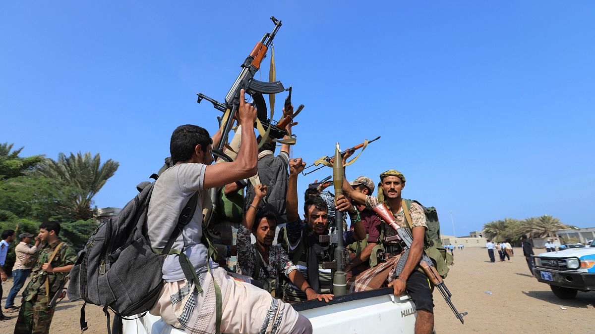 مقاتلون من جماعة الحوثي اليمنية في مدينة الحديدة