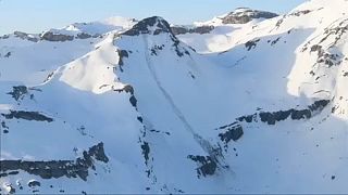 Под лавиной в Швейцарии погребены люди
