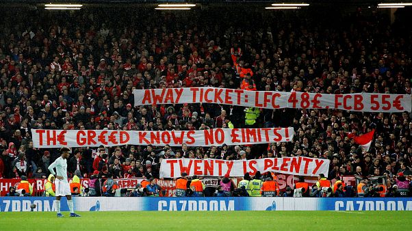 Bayern Münihli taraftarlar bilet fiyatlarını protesto etti, Liverpool alkışladı Bayern Münihli taraftarlar bilet fiyatlarını protesto etti, Liverpool alkışladı