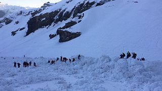 Emberek a hó alatt Svájcban