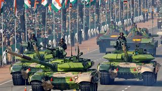 دبابات تي 90 الروسية التصميم في عرض عسكري في الهند