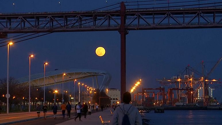 Supermond über Lissabon und Madrid Supermond über Lissabon und Madrid