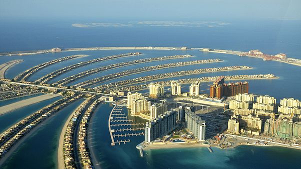 الإمارات تخفف الحظر على شحن السلع من وإلى قطر الإمارات تخفف الحظر على شحن السلع من وإلى قطر