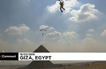 Voler au-dessus des pyramides égyptiennes...