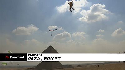 Paraşüt tutkunları Mısır piramitleri manzarasına karşı iniş yaptı