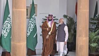 ولي العهد السعودي الأمير محمد بن سلمان يصافح رئيس الوزراء الهندي ناريندرا