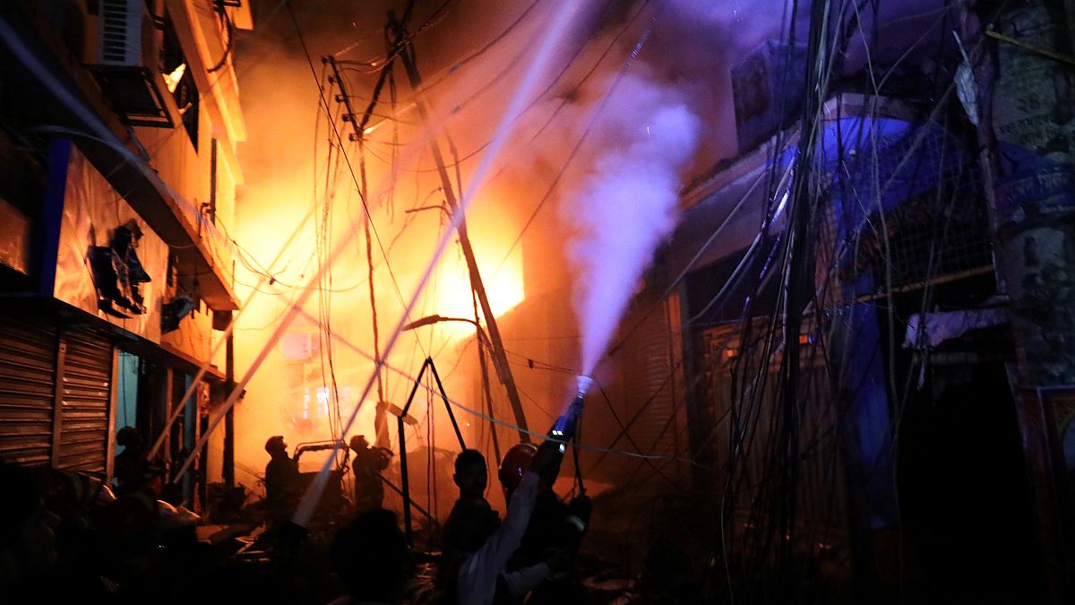 Bangladesh: incendio fa decine di morti e feriti