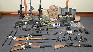 مجموعة من الأسلحة تمت مصادرتها من منزل الملازم هاسون