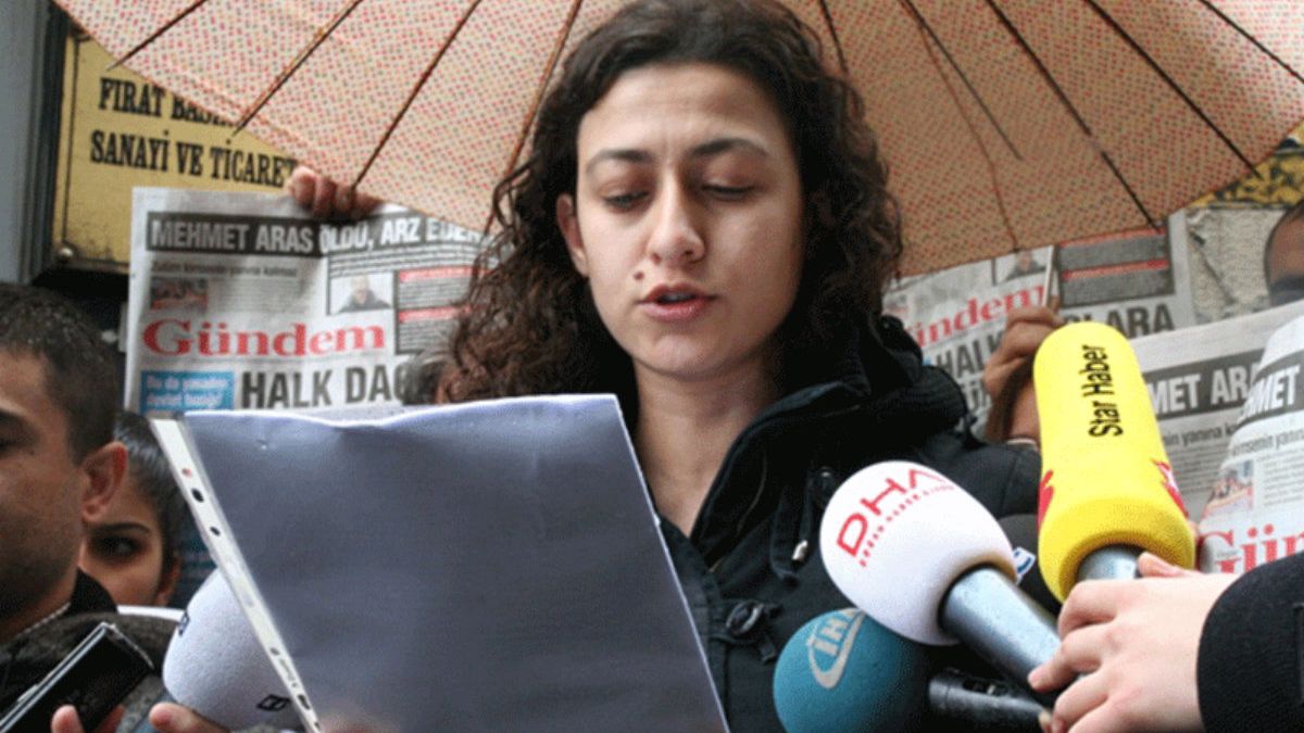 Polis tacizi kurbanı kadınla konuşan gazeteci gözaltına alındı 