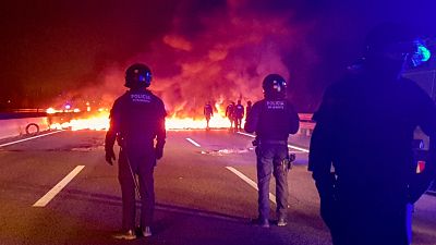 Katalonien: Aktivisten blockieren 11 Autobahnen mit brennenden Reifen