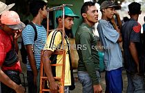 VenezuelanI in fila per ricevere assistenza a Cicuta