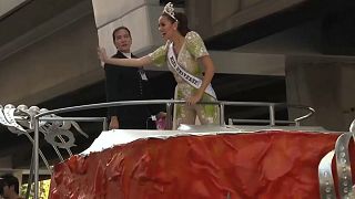Miss Universo Catriona Gray torna a Manila e sfila tra le strade della sua città