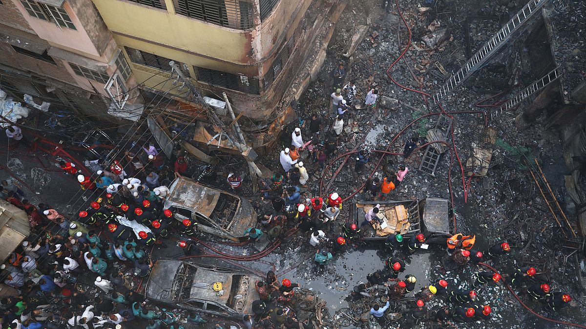 شاهد: حريق ضخم في العاصمة البنغالية يودي بحياة عشرات الأشخاص 