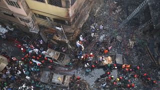 شاهد: حريق ضخم في العاصمة البنغالية يودي بحياة عشرات الأشخاص