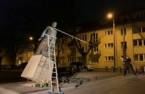 Ativistas derrubam estátua de padre na Polónia