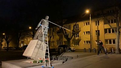 شاهد: نشطاء يحاولون إزالة تمثالا لكاهن في بولندا بعد اتهامه بالاعتداء الجنسي