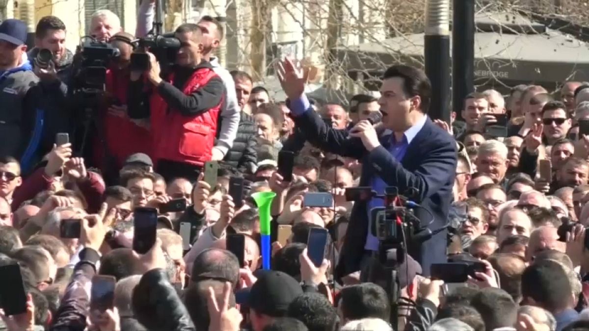 Migliaia a Tirana con l'opposizione per spingere il governo a elezioni anticipate