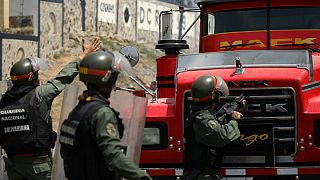 گوایدو در راه مرز کلمبیا؛ مادورو مرزهای ونزوئلا را می‌بندد
