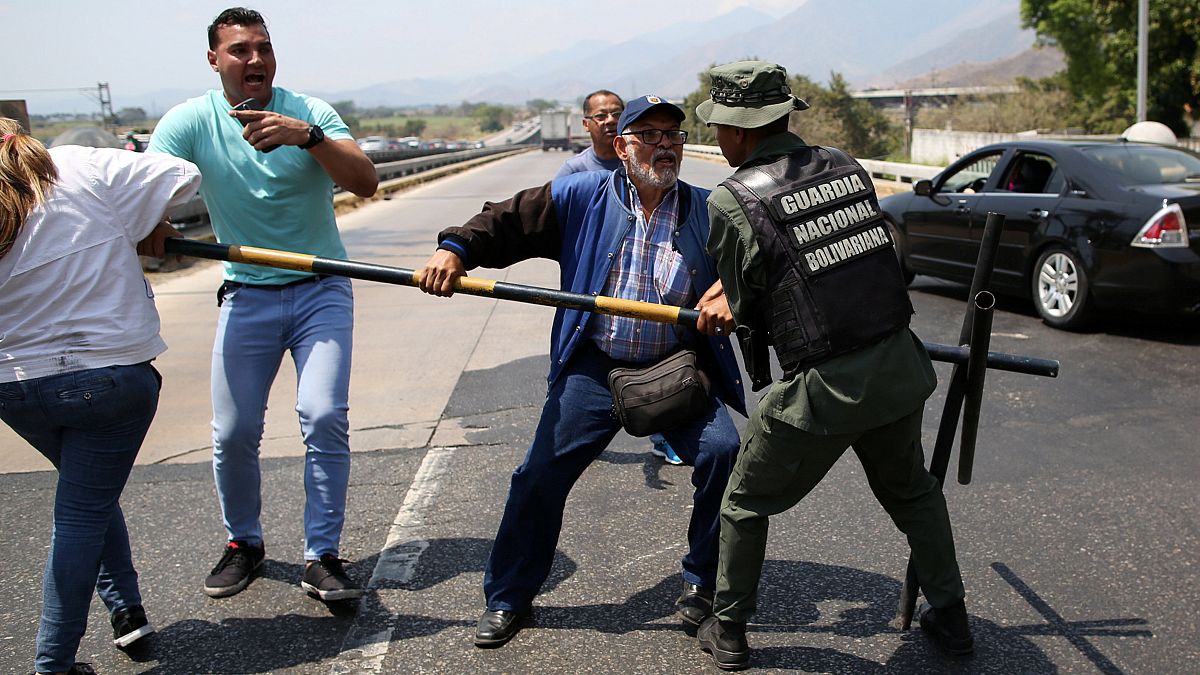 Sale la tensione al confine Venezuela-Colombia: sta per scadere l'ultimatum per gli aiuti