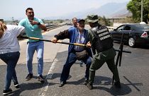 Битва за еду: столкновения депутатов и полиции из-за гуманитарной помощи