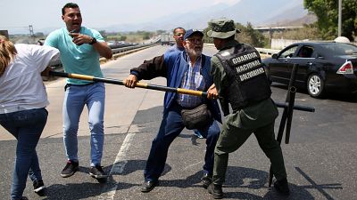 Sale la tensione al confine Venezuela-Colombia: sta per scadere l'ultimatum per gli aiuti