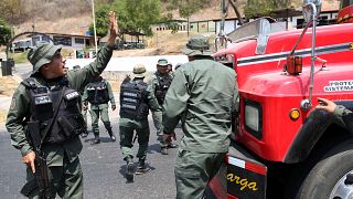La Guardia Nacional venezolana bloquea una caravana de diputados