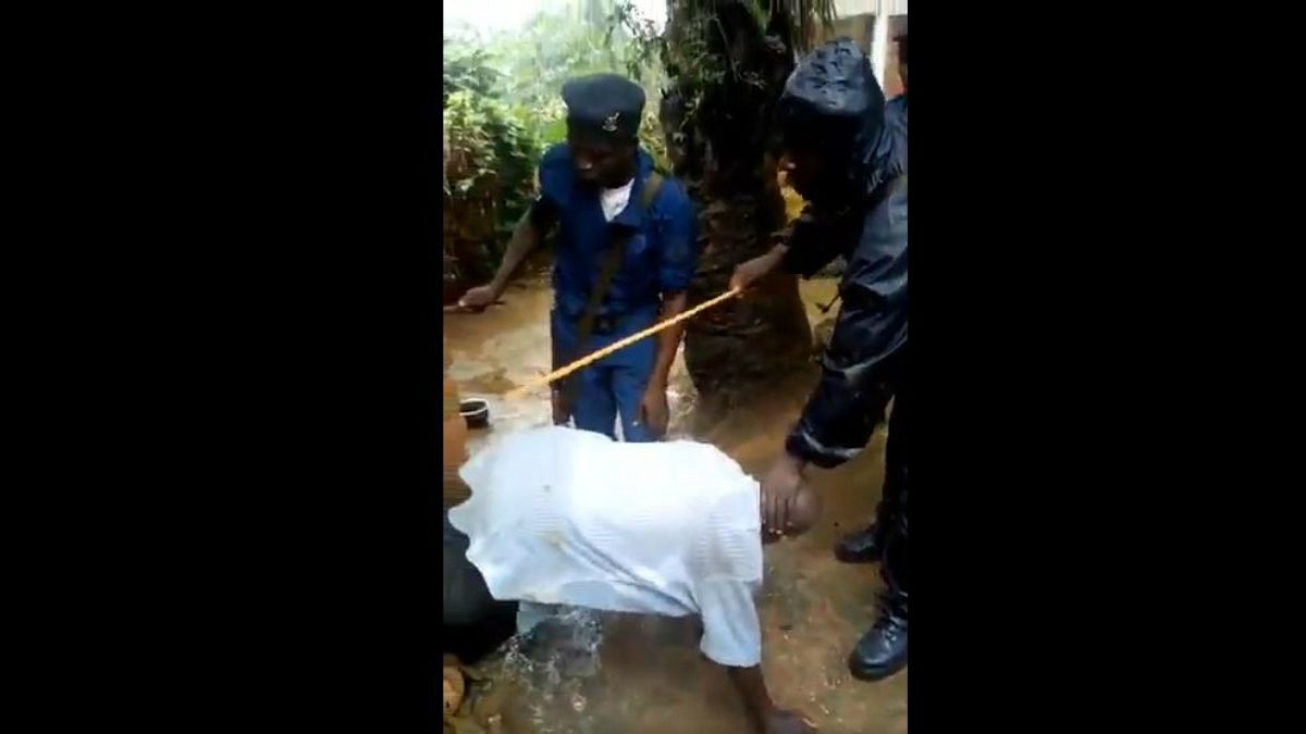 ویدئوی شکنجه یک پیرمرد به اتهام جادوگری؛ ماموران پلیس بازداشت شدند