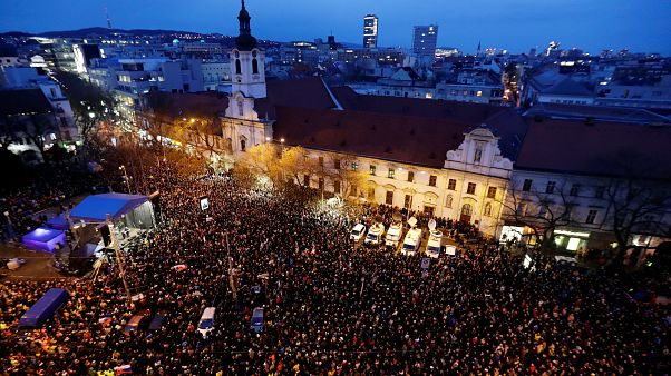 Migliaia di slovacchi nelle piazze per ricordare Jan Kuciak Migliaia di slovacchi nelle piazze per ricordare Jan Kuciak