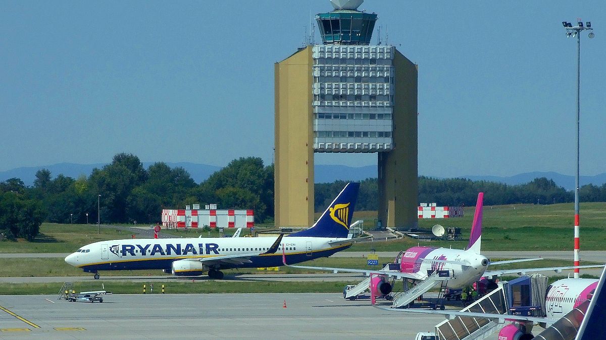 Megbírságolták a Ryanairt és a Wizz Airt az új kézipoggyász szabályaik miatt