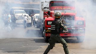 Venezuelan opposition and Bolivarian soldiers clash in coastal state