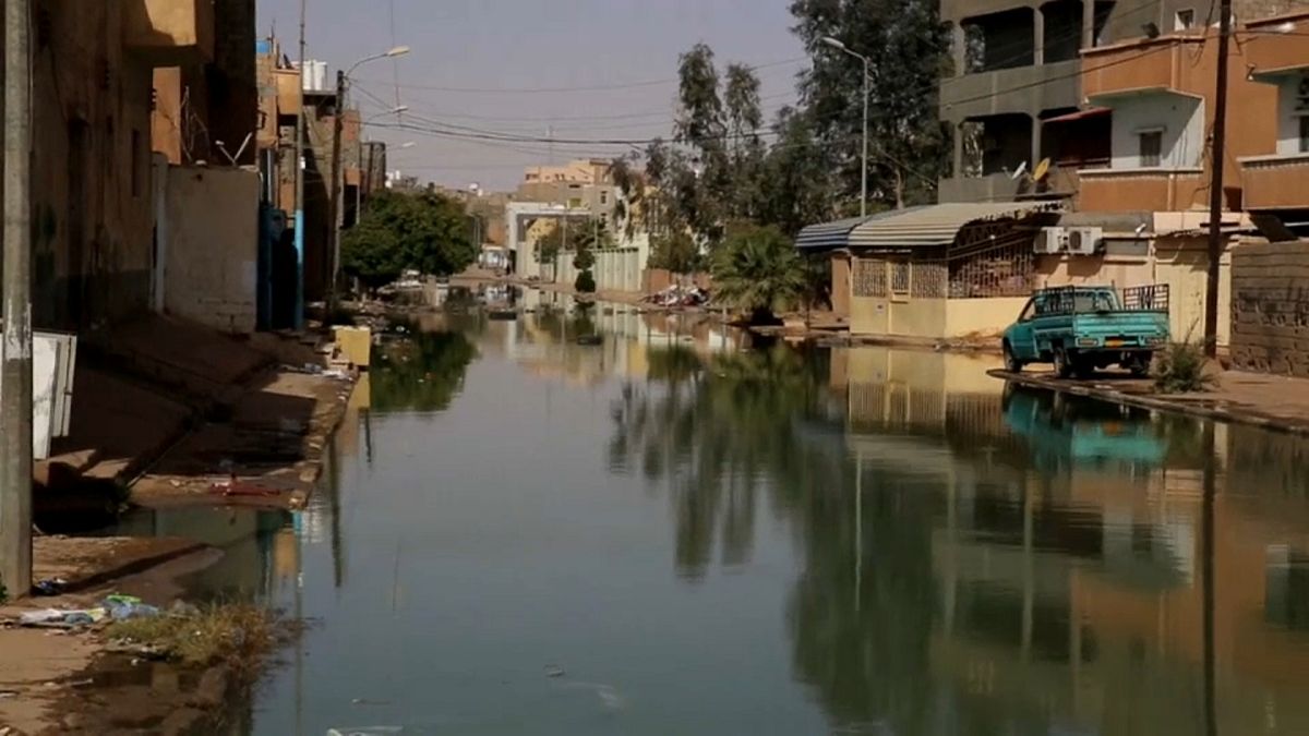 شاهد: مياه الصرف الصحي تغرق مدينة سبها في ليبيا