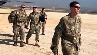 الجنرال جوزيف فوتيل (يمين) قائد القوات الأمريكية في سوريا