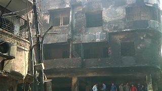 شاهد: المئات يصلون على أرواح ضحايا حريق بنغلادش