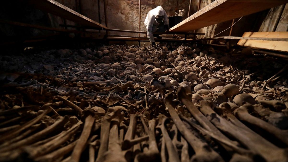 شاهد: ترميم آلاف من  الجماجم والهياكل والعظام البشرية في مستودع الموتى بجمهورية التشيك 