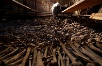 شاهد: ترميم آلاف من  الجماجم والهياكل والعظام البشرية في مستودع الموتى بجمهورية التشيك