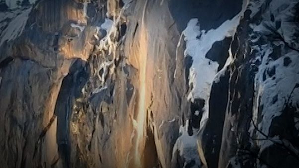 تماشای آبشار آتش در کالیفرنیا تماشای آبشار آتش در کالیفرنیا
