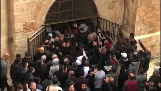 شاهد: آلاف الفلسطينيين يدخلون "باب الرحمة" في الأقصى بعد أكثر من 10 سنوات على إغلاقه