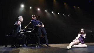 «Μονομαχία» επί σκηνής: Πιάνο εναντίον... χορού