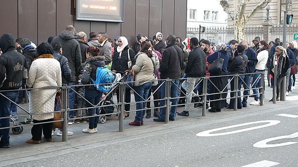 Fransa'da oturum almak isteyen göçmenlerin bitmeyen kuyruğu: 'Gece yarısından beri bekliyoruz' Fransa'da oturum almak isteyen göçmenlerin bitmeyen kuyruğu: 'Gece yarısından beri bekliyoruz'