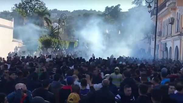 Cezayir'de Buteflika'nın başkanlık adaylığını protesto eden binlerce kişi sokağa indi Cezayir'de Buteflika'nın başkanlık adaylığını protesto eden binlerce kişi sokağa indi