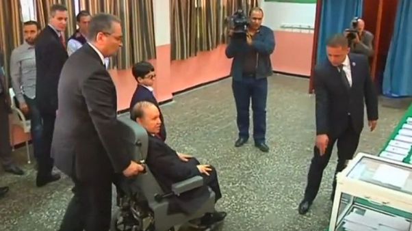 Algeri, migliaia di giovani in strada contro il presidente Bouteflika Algeri, migliaia di giovani in strada contro il presidente Bouteflika