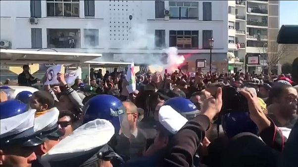Tausende Algerier demonstrieren gegen Präsident Bouteflika (81) Tausende Algerier demonstrieren gegen Präsident Bouteflika (81)