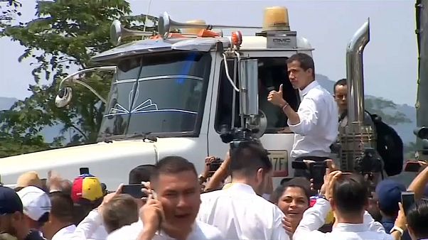 La Policía venezolana frena la ayuda en el Puente Simón Bolívar