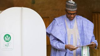 الرئيس النيجيري محمد بخاري يدلي بصوته