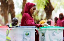 Nijerya'da 73 milyon kişi ertelenen devlet başkanlığı seçimi için sandık başında
