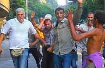 الممثل المصري طارق النهري خلال اشتباكات مع متظاهرين (يسار)