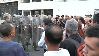 شاهد: اشتباكات بين متظاهرين والشرطة على الحدود الفنزويلية-الكولومبية