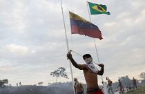 Tote und Verletzte bei Zusammenstößen an Venezuelas Grenzen nachdem Maduro das Land abgeriegelt hat