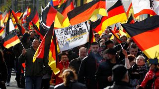 Rechtsextreme Anhänger marschieren am Tag der Deutschen Einheit in Berlin