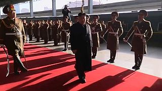 Kim Jong Un, parte in pompa magna verso Trump